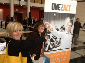 Helene og Heidi hilser på plakat-Knut